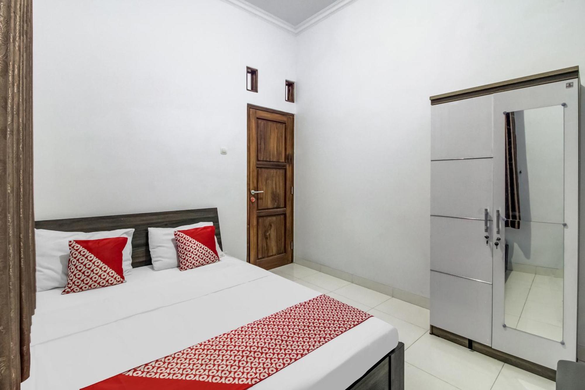 Oyo 91243 Bina Syariah Guest House Cirebon Ngoại thất bức ảnh