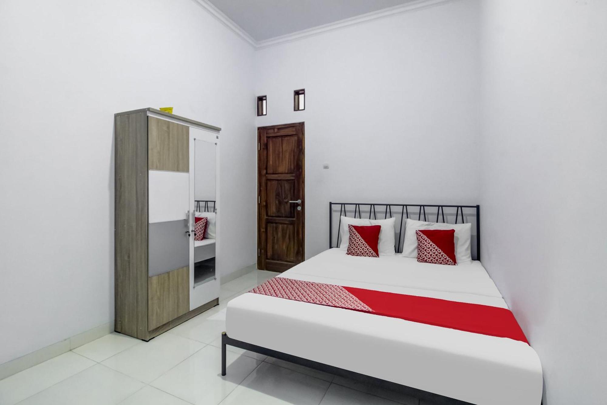 Oyo 91243 Bina Syariah Guest House Cirebon Ngoại thất bức ảnh