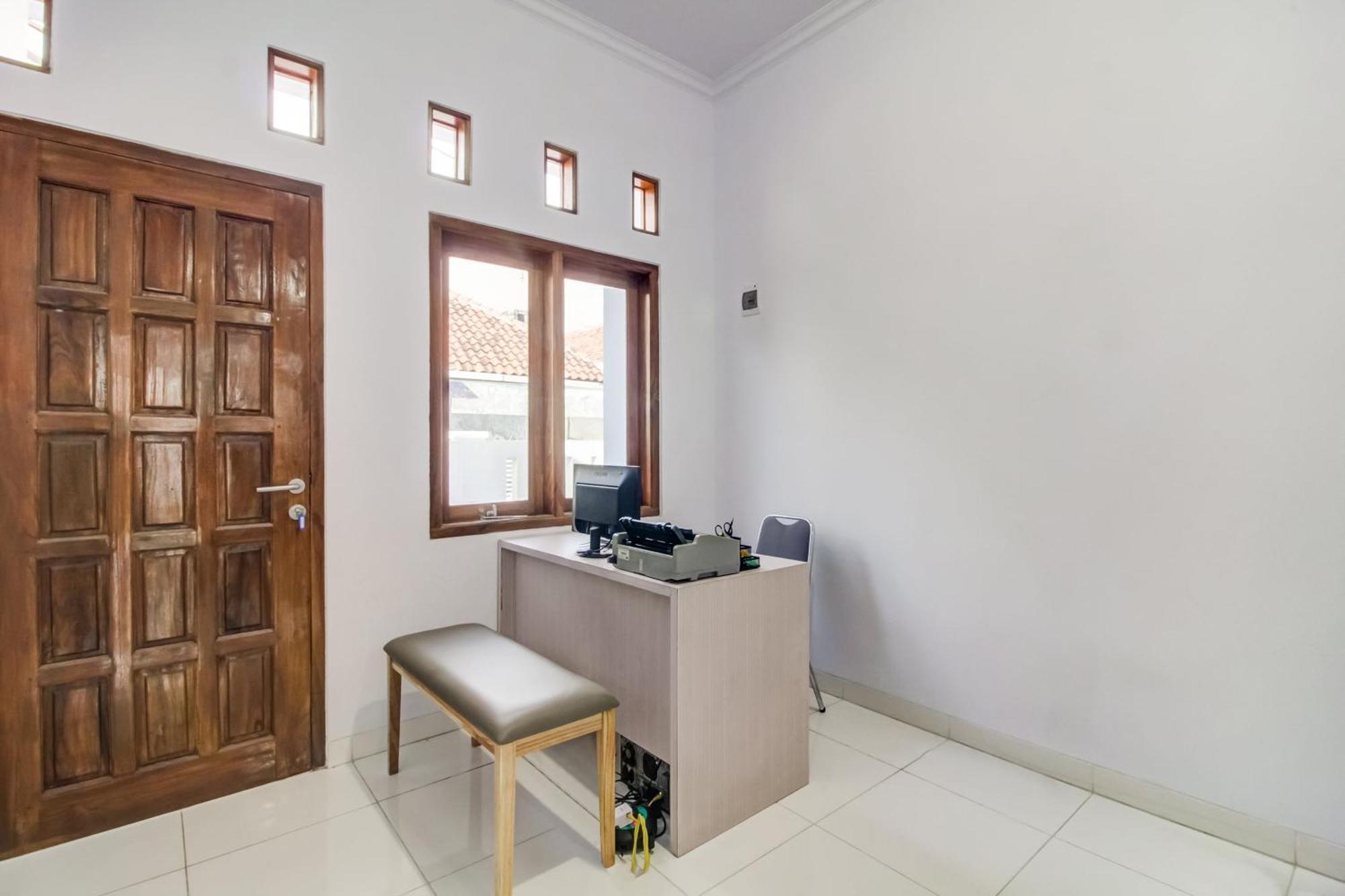 Oyo 91243 Bina Syariah Guest House Cirebon Ngoại thất bức ảnh