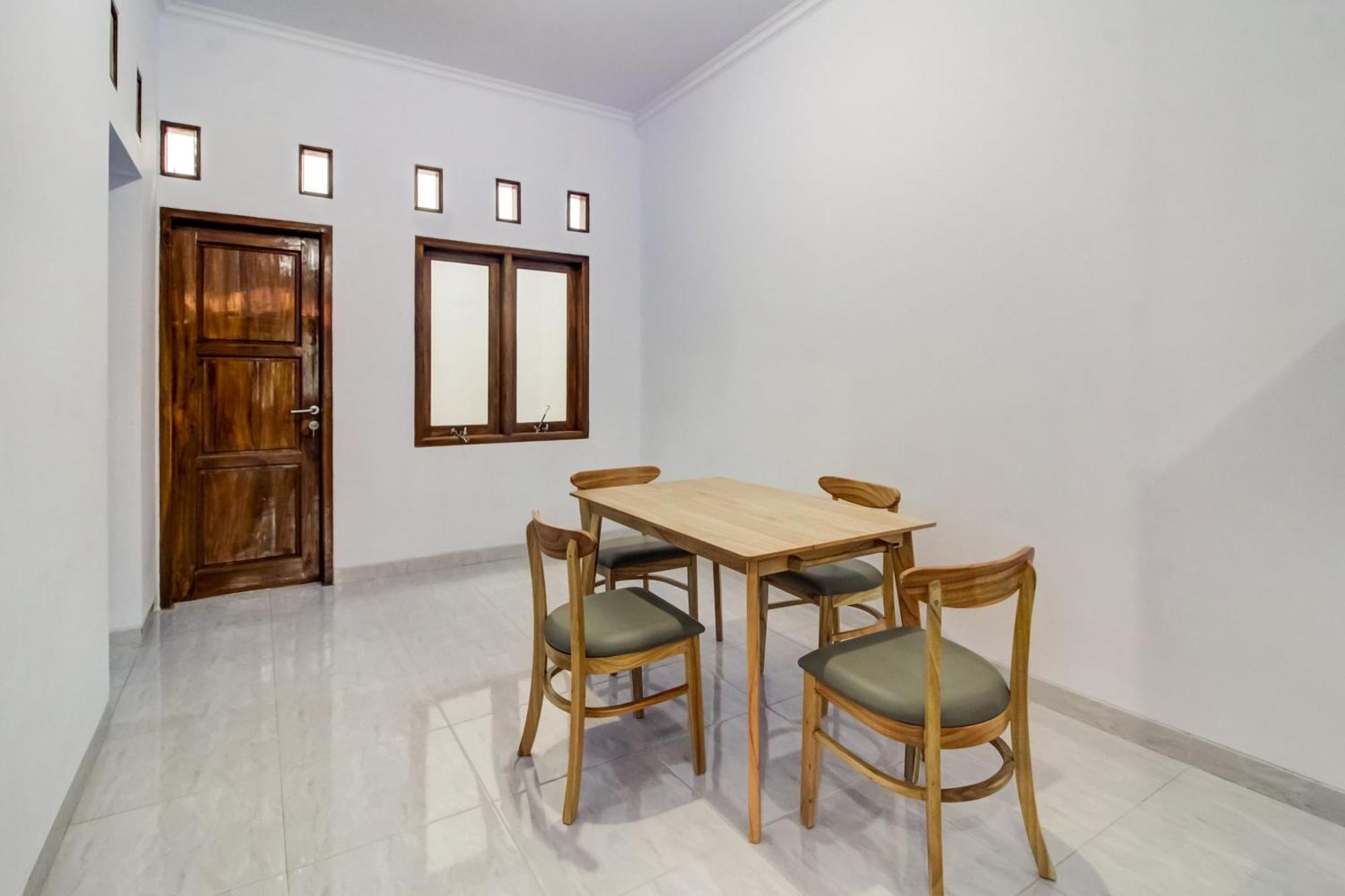 Oyo 91243 Bina Syariah Guest House Cirebon Ngoại thất bức ảnh