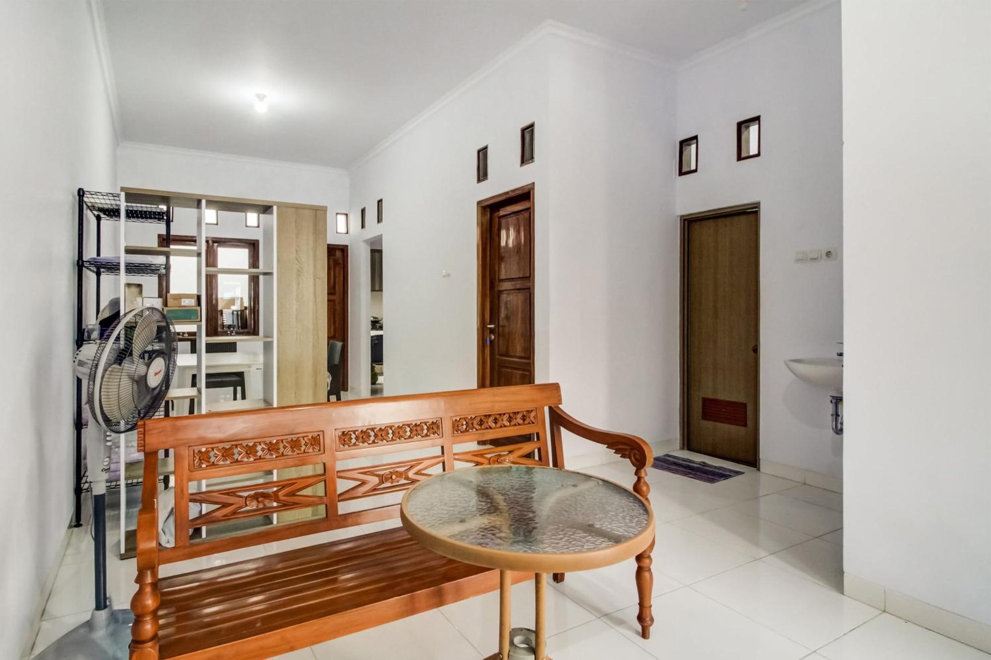 Oyo 91243 Bina Syariah Guest House Cirebon Ngoại thất bức ảnh