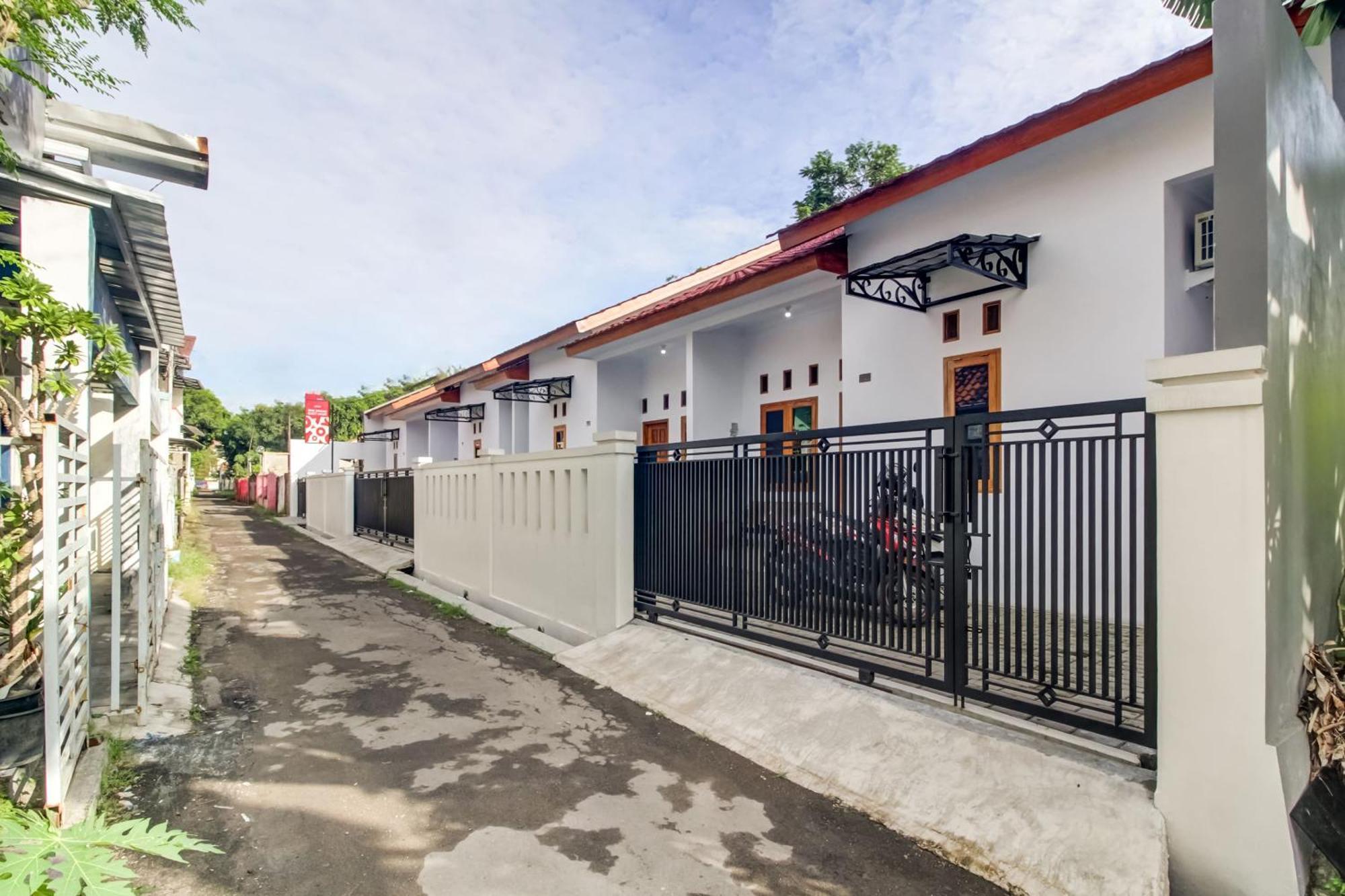 Oyo 91243 Bina Syariah Guest House Cirebon Ngoại thất bức ảnh