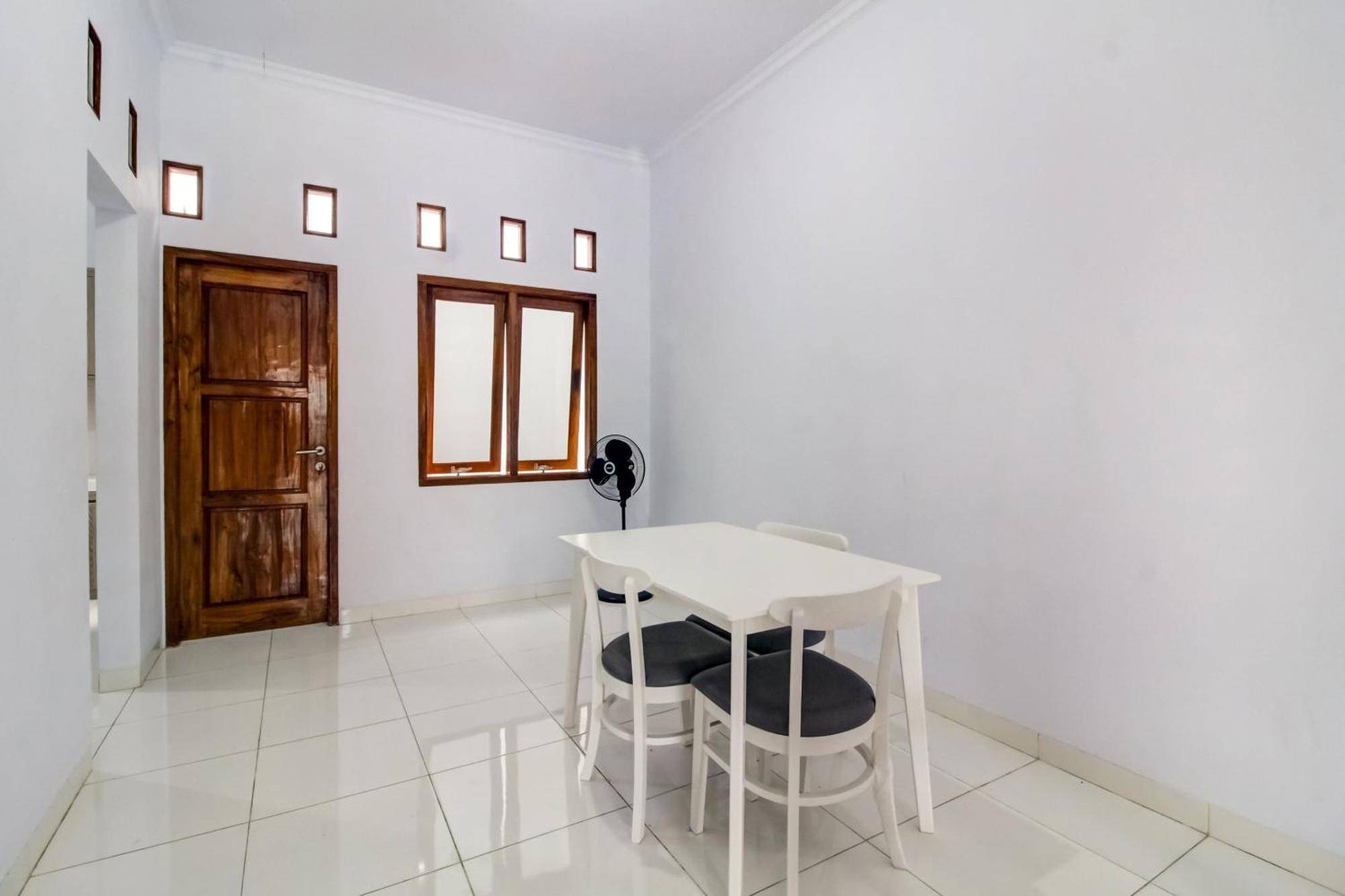 Oyo 91243 Bina Syariah Guest House Cirebon Ngoại thất bức ảnh